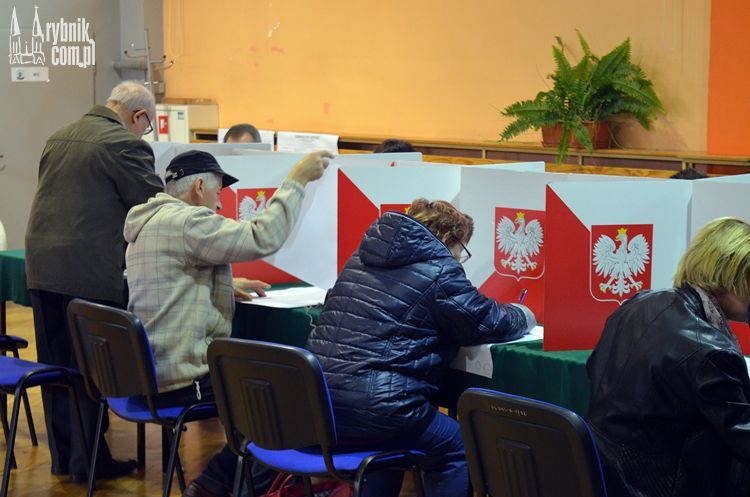 Mieszkańcy Lysek wybierają wójta. Frekwencja o 17.00: 42.81%, 