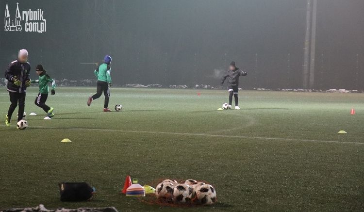 Młodzi piłkarze trenują w oparach smogu i absurdu, bf