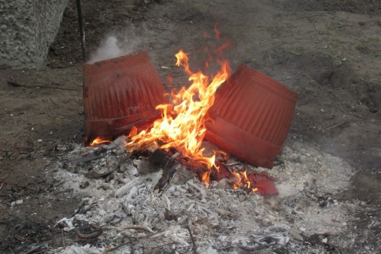 Niedobczyce: do ognia wrzucił plastikowe donice, Straż Miejska Rybnik