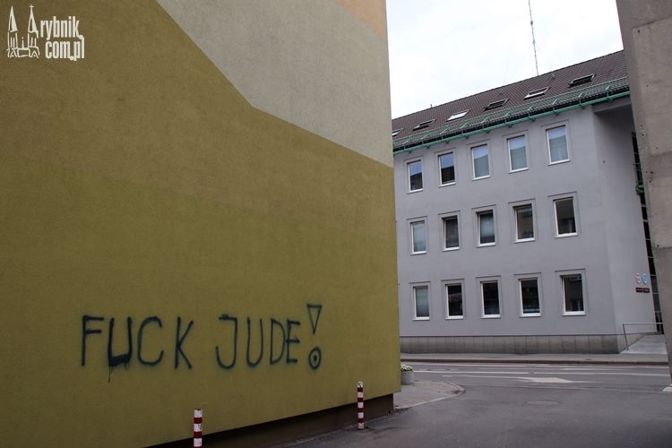 „Fuck Jude” vis à vis urzędu miasta. „To trzeba piętnować”, bf