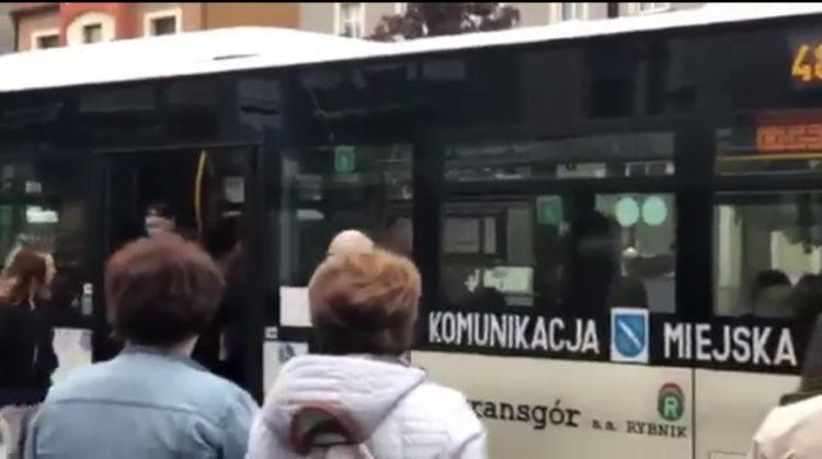 Awantura w autobusie: „Patologia leje faceta” (wideo), Czytelnik