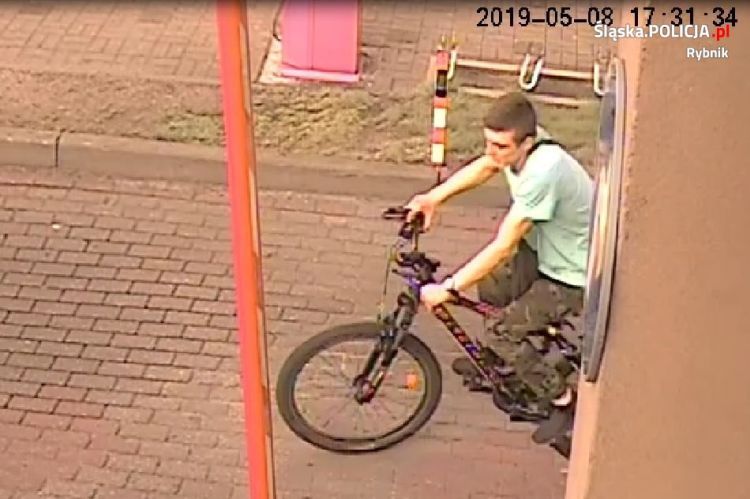 To on ukradł rowery? Policja szuka mężczyzny na zdjęciach, KMP Rybnik