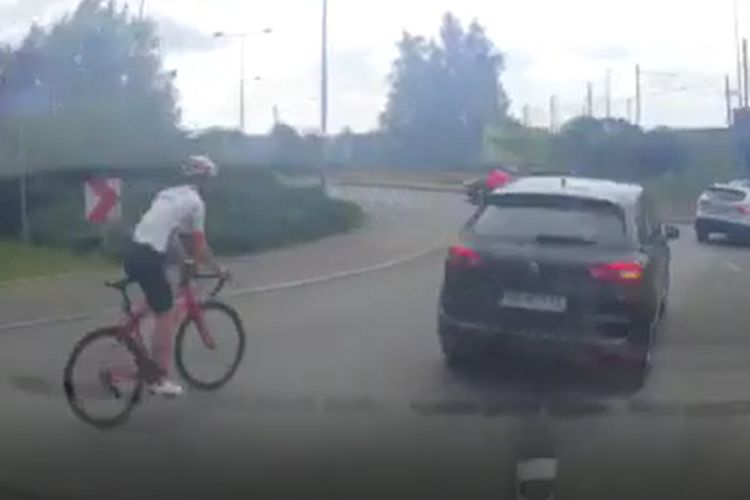 O krok od tragedii! Niebezpieczne zachowanie rowerzystów na rondzie (wideo), Czytelnik