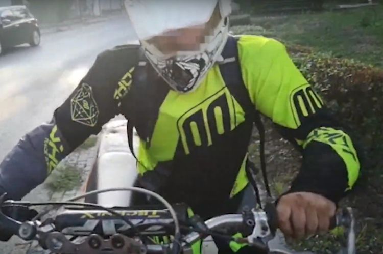 Motocyklista prawie rozjechał ludzi! „On jest nawalony” (wideo), YouTube