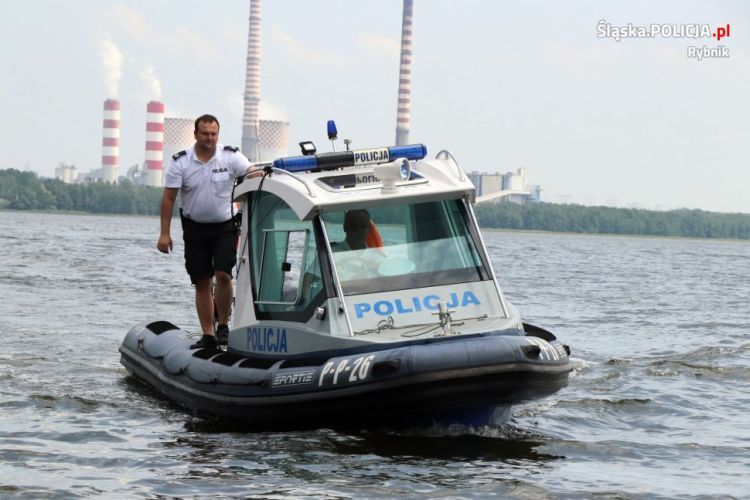 Motorowodniacy uratowali 40-latka na Zalewie Rybnickim, KMP Rybnik
