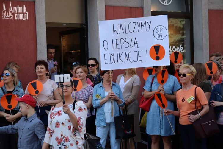 Strajk włoski nauczycieli. W Rybniku wypowiedziało się ponad 1000 osób, Archiwum