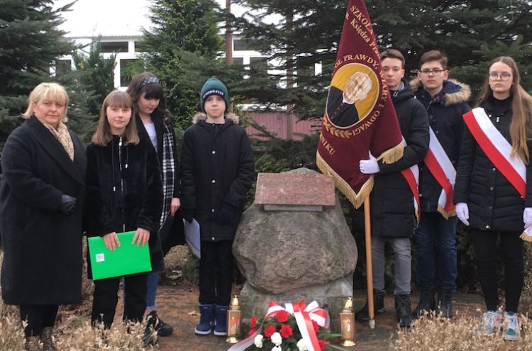 Uczniowie SP 15 uczcili pamięć ofiar tragedii wojennej w Rybnickiej Kuźni, materiały prasowe