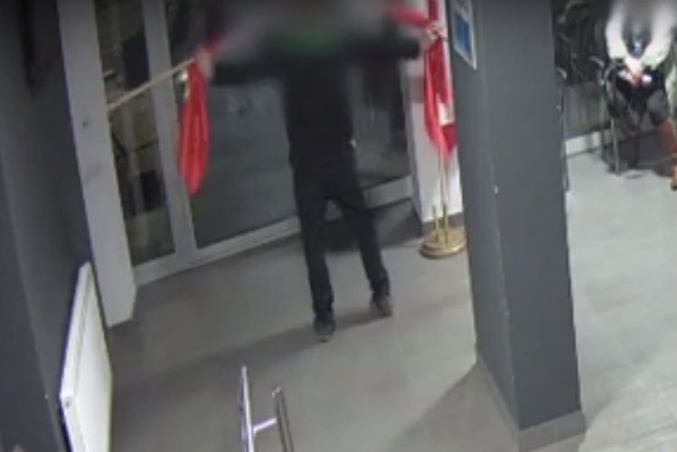 Zabrał flagi Polski z komendy policji. Szybko zaliczył „glebę” (wideo), KMP Rybnik