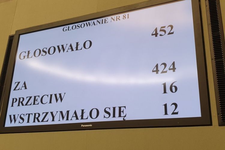 Sejm za bonem turystycznym. 500 zł na każde dziecko, twitter