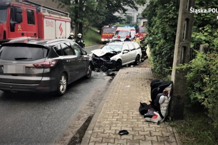 Zderzenie czołowe dwóch pojazdów. 3-latek trafił do szpitala, KPP Mikołów