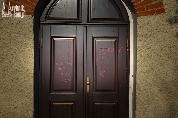 Zebrzydowice: napis „je**ć PiS” na drzwiach kaplicy, Daniel Wojaczek