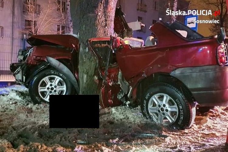 Tragedia w Sosnowcu. Mieszkaniec powiatu uderzył w drzewo, KMP Sosnowiec