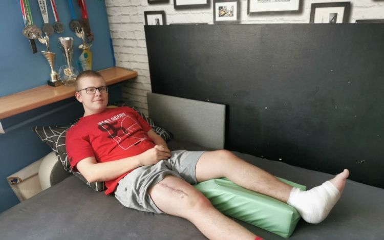 Lekarze uratowali stopę młodemu sportowcowi. Pomóżmy mu w rehabilitacji, pomagam.pl
