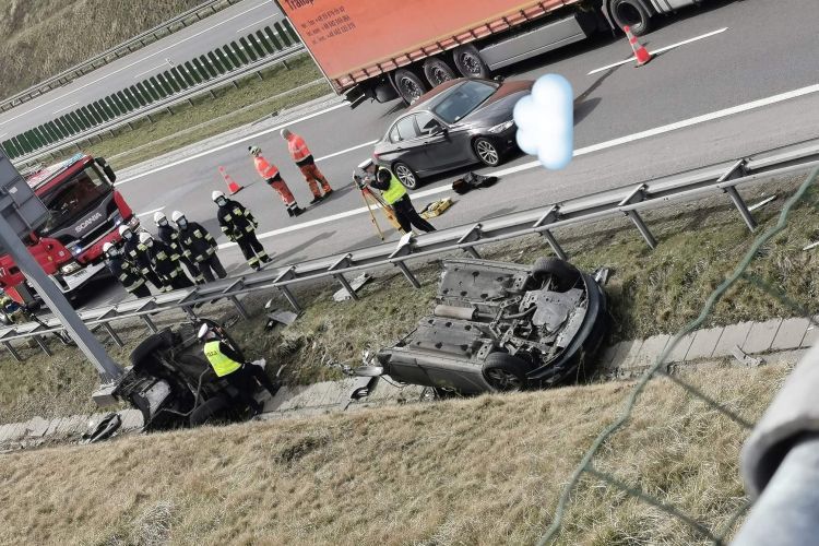 A1: samochód rozpadł się na pół. Kierowca uciekł, Wodzisław Śląski i okolice-Informacje drogowe 24H