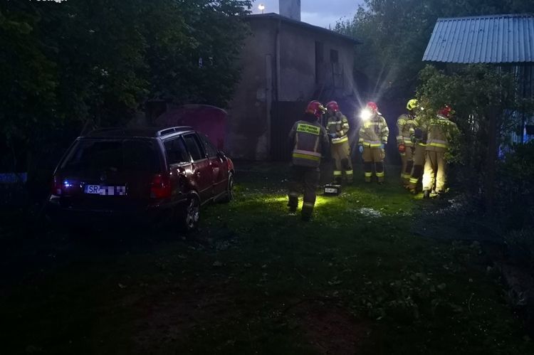 Wypadek na Nowej: kierowca przebił ogrodzenie i dachował (zdjęcia), bf