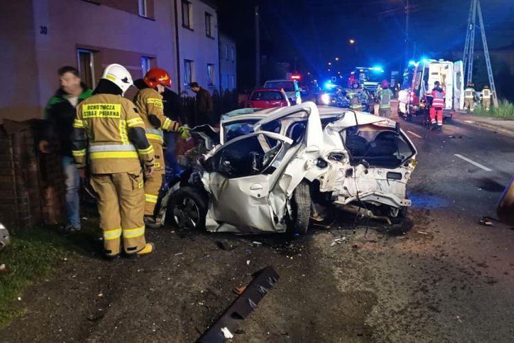 Koszmarnie wyglądający wypadek w Gaszowicach. Pijany 17-latek staranował 2 samochody, OSP Gaszowice