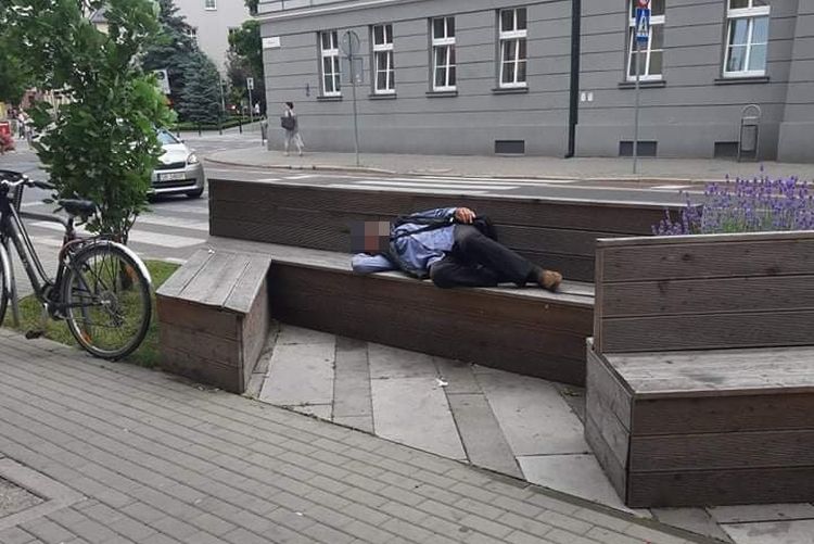Mężczyzna spał na ławce przed Urzędem Miasta Rybnika. Mieszkaniec oburzony, 