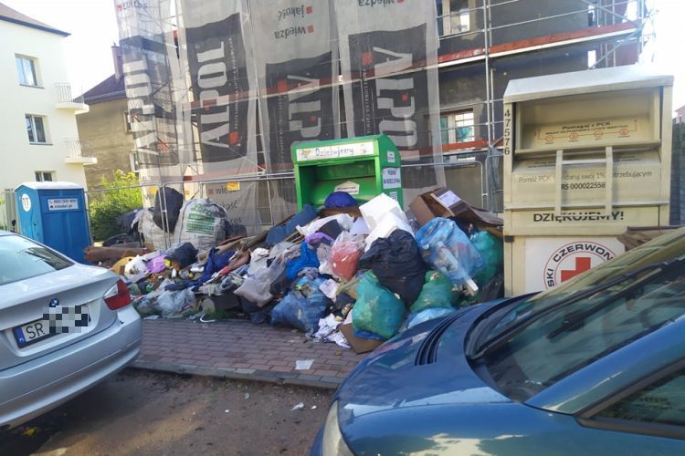 Góra śmierdzących śmieci w Boguszowicach „wylewa” się na chodnik. Kto za to odpowiada?, Czytelniczka