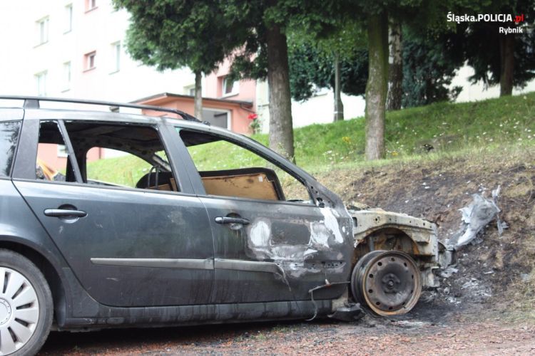 Pożar auta na Wrębowej. Policjanci pierwsi rzucili się do gaszenia, KMP Rybnik
