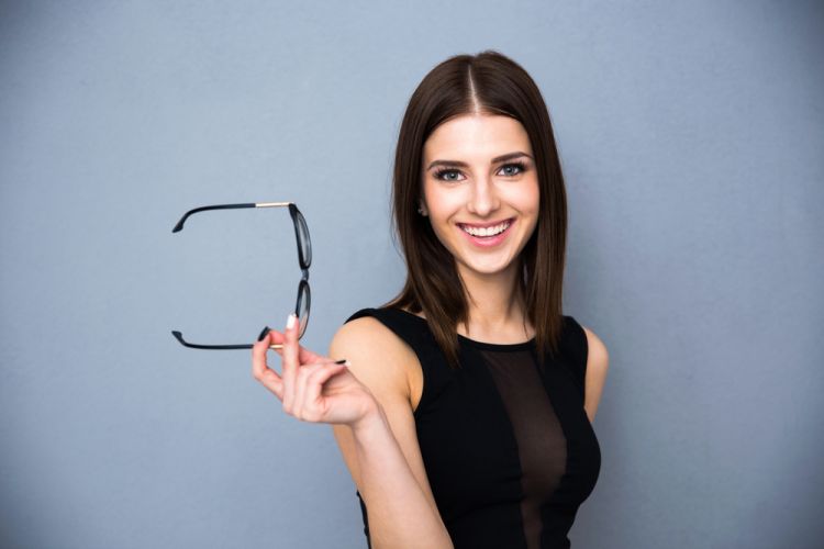 Jak dopasować okulary do kształtu twarzy?, Źródło zdjęcia: Dean Drobot / Shutterstock.com