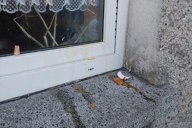 W okno radnej PiS poleciały jajka. „Mam nadzieję, że to zwykły akt wandalizmu”, Facebook/Joanna Brzózka