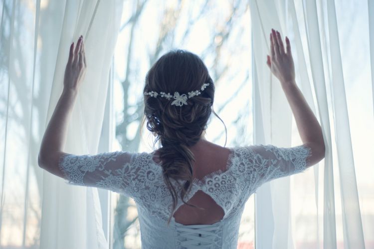 Czy warto uszyć suknie ślubną?, Materiał Partnera
