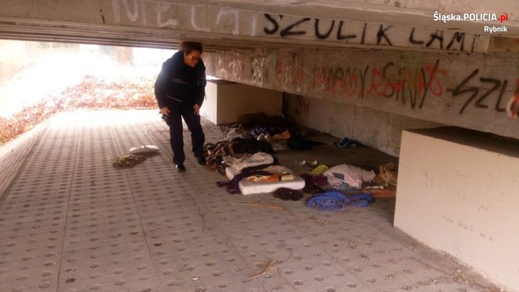 Policjanci sprawdzają, gdzie przebywają bezdomni, KMP Rybnik