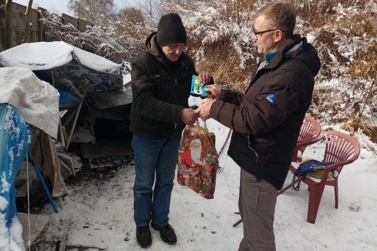 Przynieśli bezdomnym prezenty i kartki od dzieci, KMP Rybnik