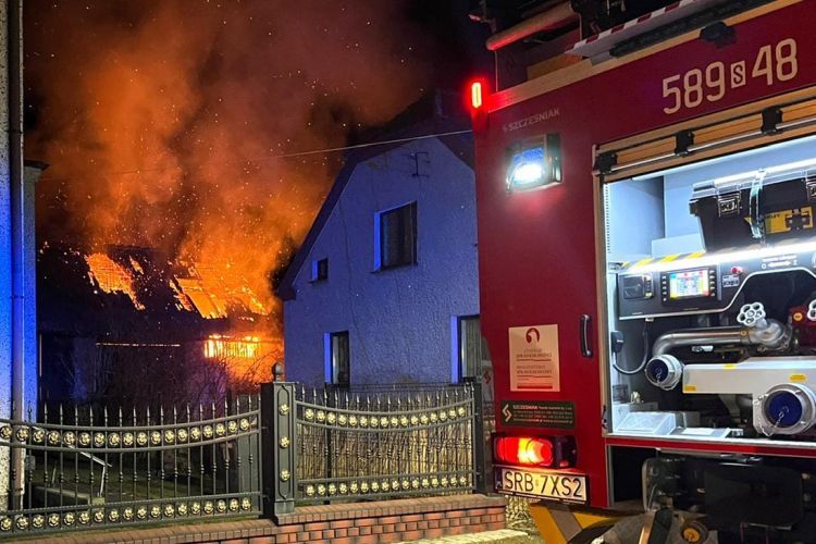 Łuna ognia nad Czernicą. Spłonęła stodoła (zdjęcia), OSP Gaszowice