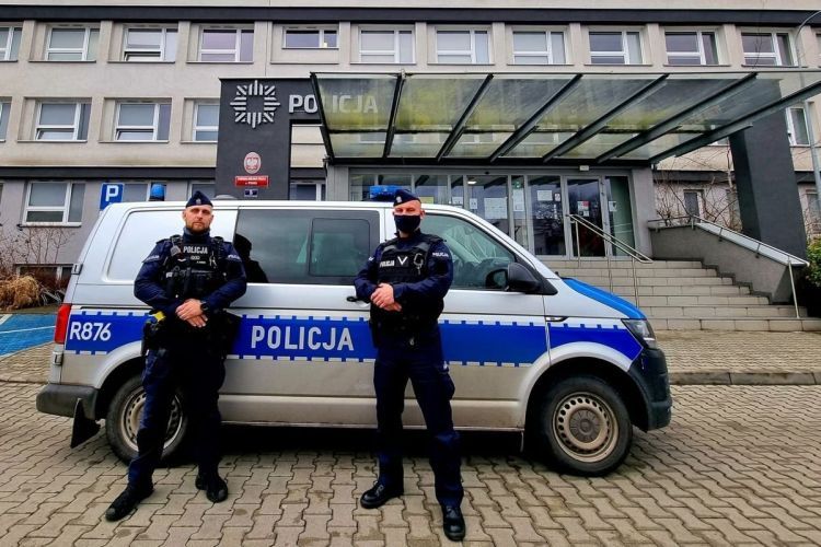 Pożar na Mickiewicza: policjanci uratowali 78-latka, KMP Rybnik