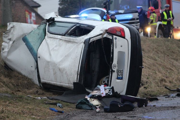 Groźny wypadek w Czerwionce-Leszczynach. Trzy osoby ranne, 2 prawdopodobnie zbiegły, Czytelnik