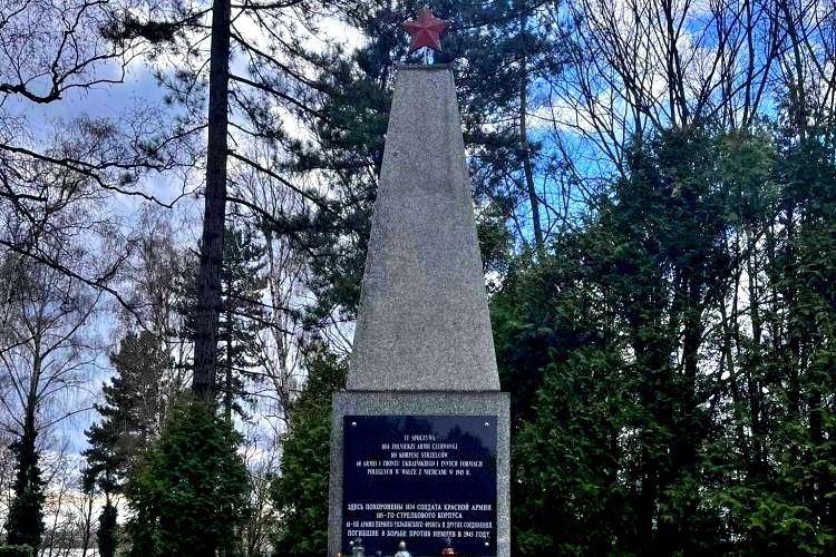 Radny chce ściągnąć „ruską gwiazdę” z pomnika na grobie radzieckich żołnierzy, Karol Szymura/Facebook