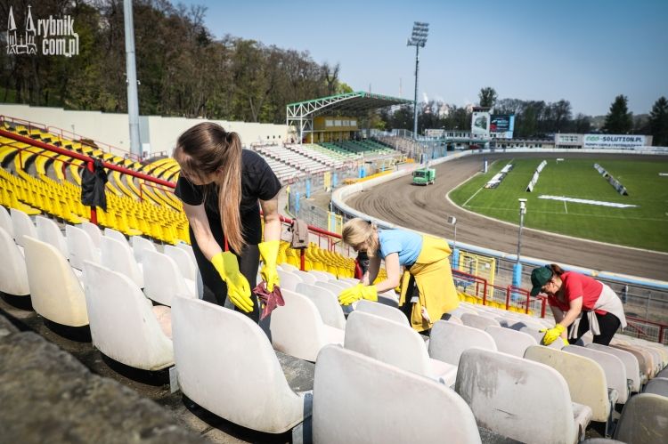 Ukrainki wyszorowały krzesełka na stadionie. Widać efekty!, Dominik Gajda