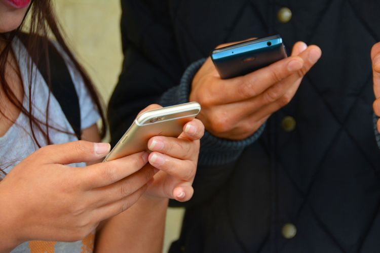 Cyberprzestępcy znów wysyłają SMS-y na masową skalę. Pod kogo się podszywają?, Pixabay