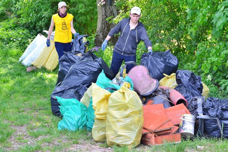 Regionaliści z Rybnika sprzątali brzegi Odry. Były butelki, opony, a nawet sedes, Damian Bizoń 