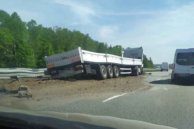 A1 w kierunku Ostrawy zablokowana. W barierki uderzyła ciężarówka, Wodzisław Śląski i okolice-Informacje drogowe 24H