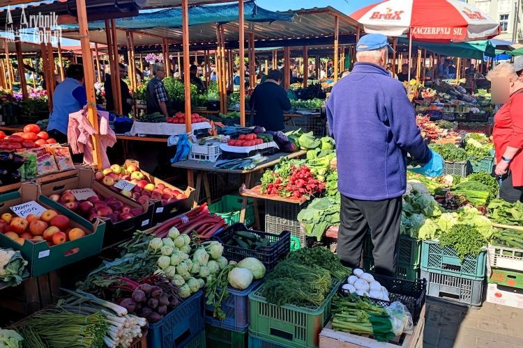 Sprzedawcy na targu: „ceny poszły w górę. Słyszymy, że zwariowaliśmy”. Ile kosztują owoce i warzywa?, bf