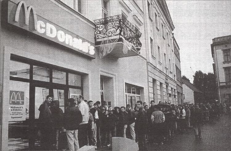 To była kolejka! Ćwierć wieku temu otwarto pierwszy w Rybniku McDonald’s, Gazeta Rybnicka Nr 6 z 1997 r.
