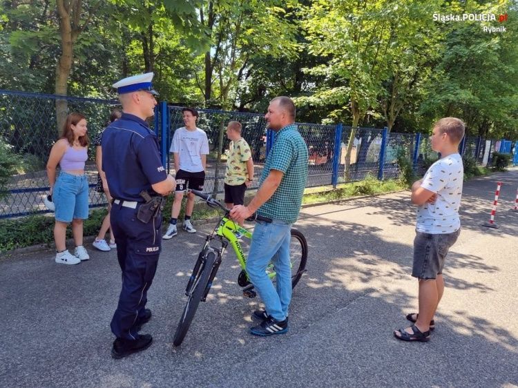 Karta rowerowa dla młodzieży z Ukrainy. Umożliwiła im to Fundacja Elektrowni Rybnik i rybnicka policja, KMP w Rybniku