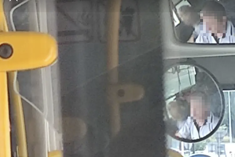 Kierowca autobusu przewoził dziecko w swojej kabinie. „Nie miał z kim zostawić syna”, Czytelnik