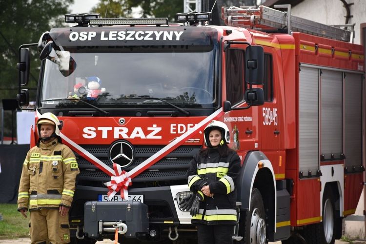 W gaszeniu pożarów będzie pomagał Edek. Strażacy z Leszczyn mają nowy wóz bojowy, UGiM Czerwionka-Leszczyny