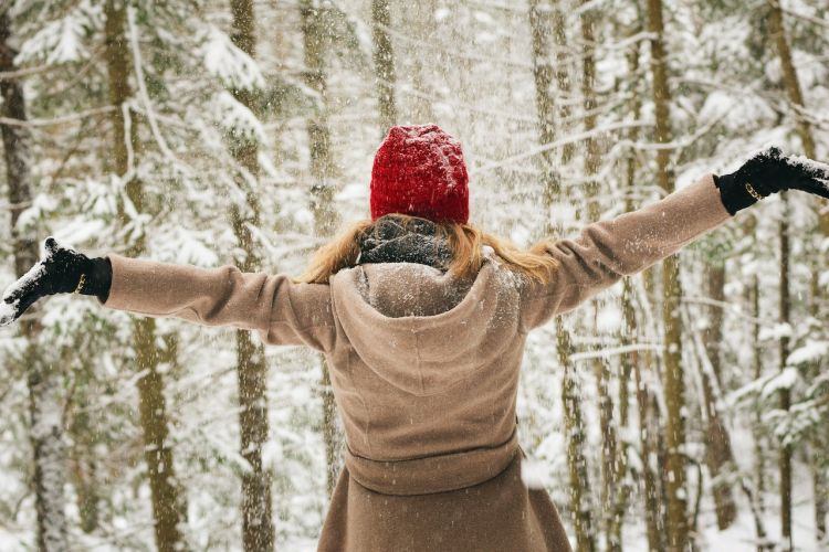Zimowy spadek nastroju nie musi cię dotyczyć. Poznaj skuteczne sposoby na poprawę samopoczucia!, 