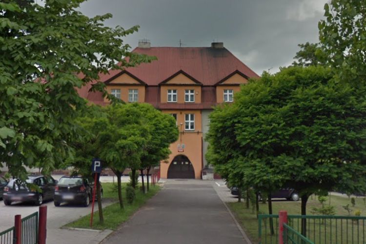 Radny: miasto sprzedaje zabytkową szkołę w Niedobczycach za bezcen. Mają tam powstać mieszkania, Google Street View