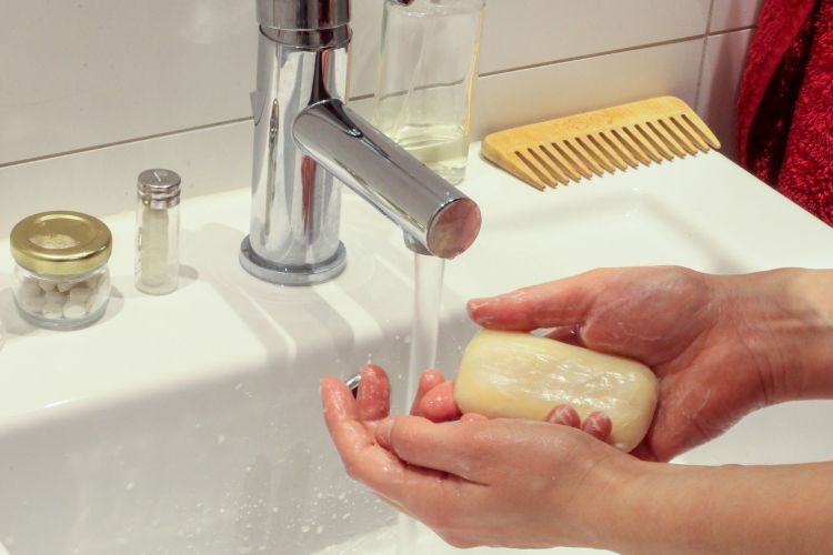 Może żyć na nich nawet 5 milionów drobnoustrojów! Jak często myjecie ręce?, Pixabay