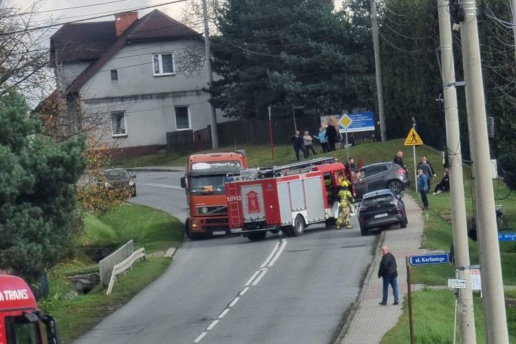Mikołowska: zderzenie osobówki z pojazdem ciężarowym. Są ranni, Czytelnik