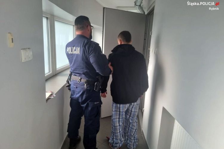 Rozbój na Zebrzydowickiej: złodzieje dotkliwie pobili ochroniarza, KMP Rybnik