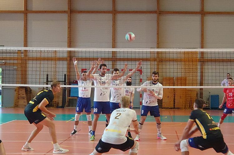 Siatkówka. II liga: TS Volley Rybnik bez punktów w meczu z Hutnikiem Kraków, 