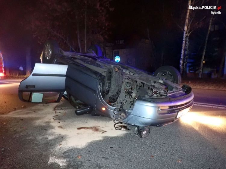Zasnął za kierownicą? Kierowca uderzył w latarnię, drzewo i dachował na Gliwickiej (zdjęcia), KMP Rybnik