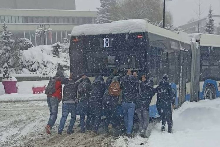 Warunki tak trudne, że uczniowie pomogli popychać autobus. Miasto: syzyfowe odśnieżanie, Czytelnik