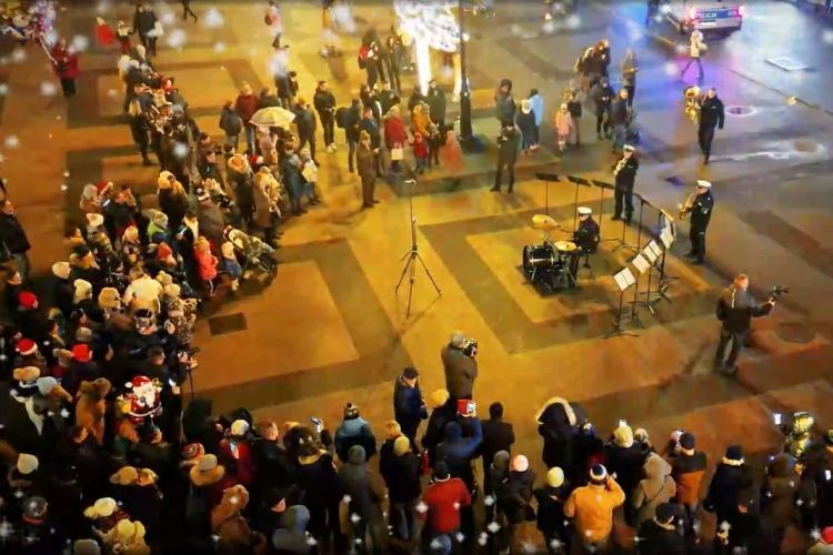Flash mob na rynku w Rybniku. Tego rybniczanie nie spodziewali się po policjantach (wideo), KMP